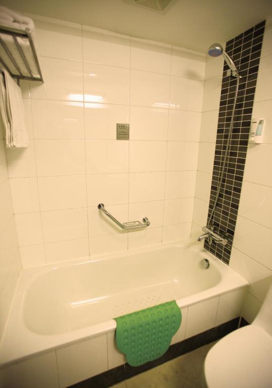 Overseas Chinese International Hotel Qingdao Room photo