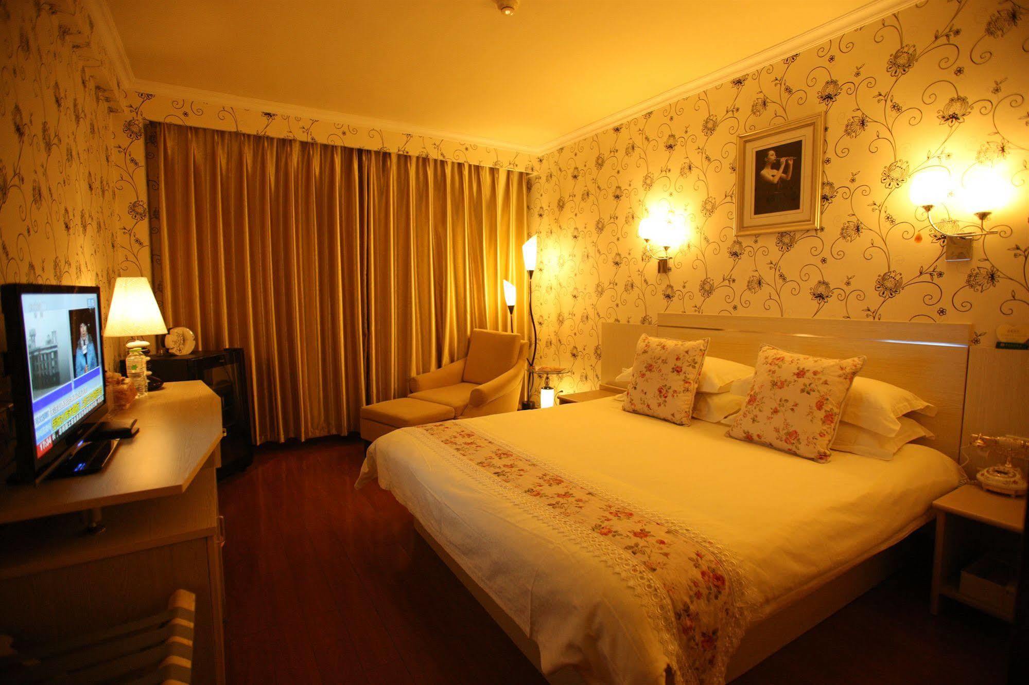 Overseas Chinese International Hotel Qingdao Exterior photo